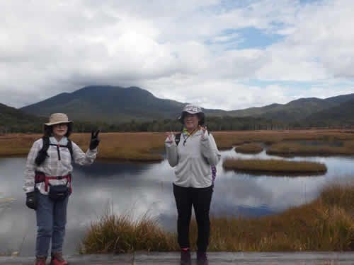 草紅葉と池塘と人